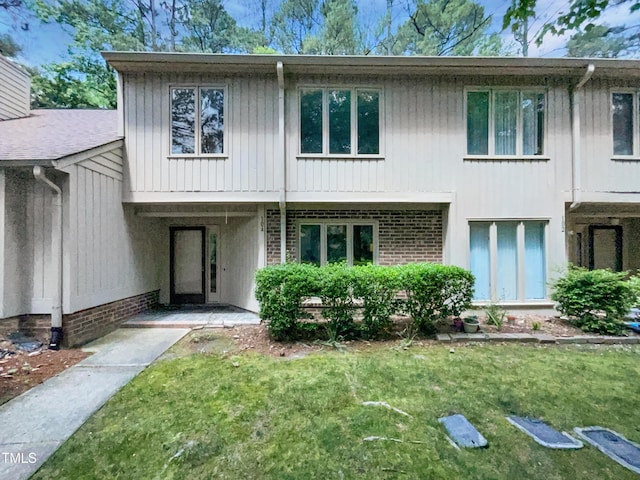 view of front of property with a front lawn