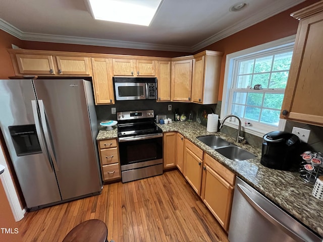 kitchen featuring sink, stainless steel appliances, light hardwood / wood-style floors, and crown molding