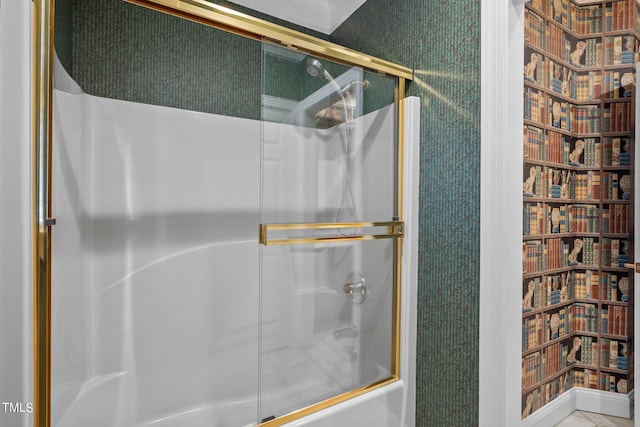 bathroom with combined bath / shower with glass door