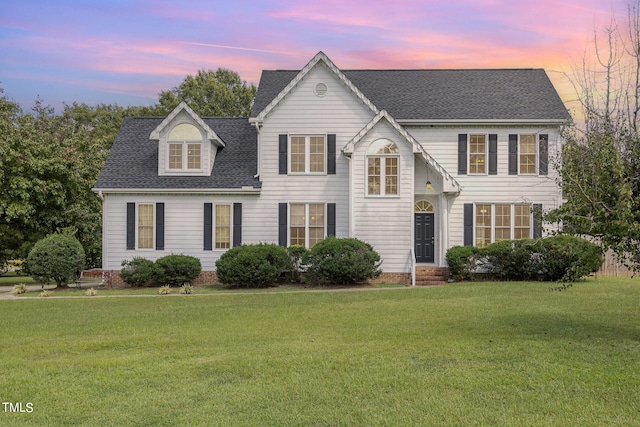 view of front of property featuring a lawn