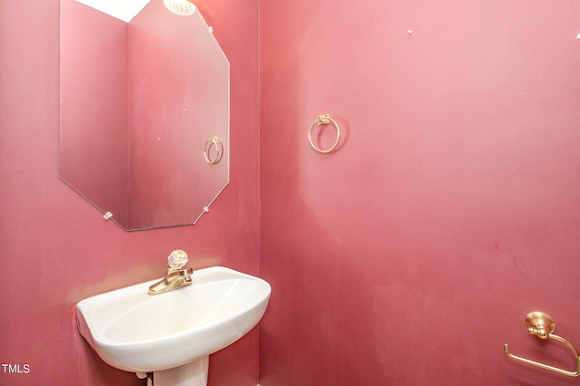 bathroom featuring sink