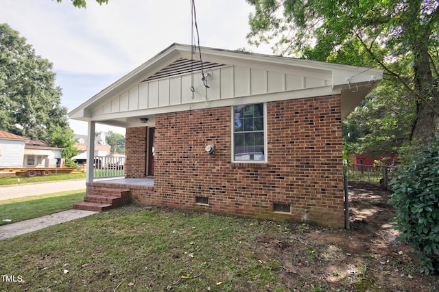 view of front of house featuring a front yard and covered porch