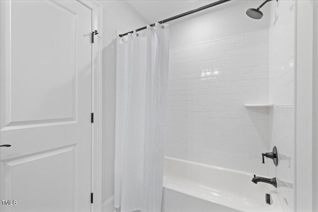 bathroom featuring shower / bath combo with shower curtain