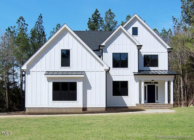 view of front of property with a front lawn and covered porch