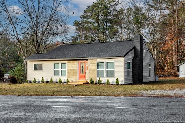 ranch-style house featuring a front yard