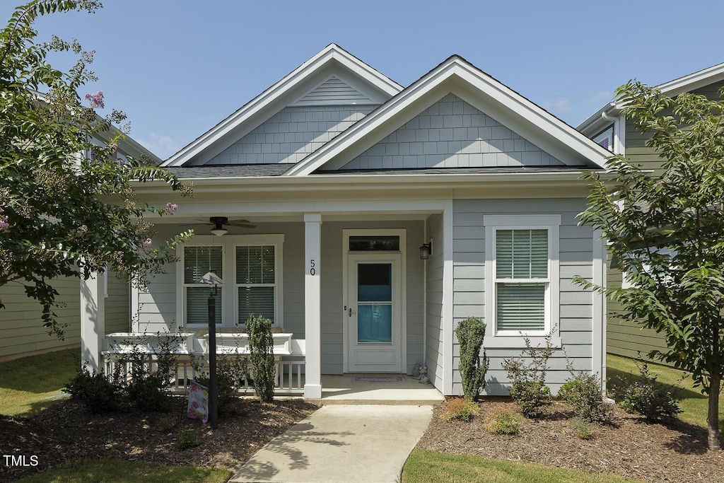 view of front facade with covered porch and ceiling fan