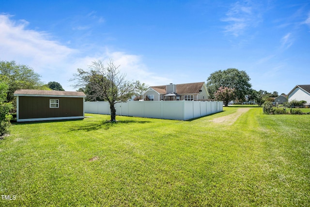 view of yard featuring an outbuilding