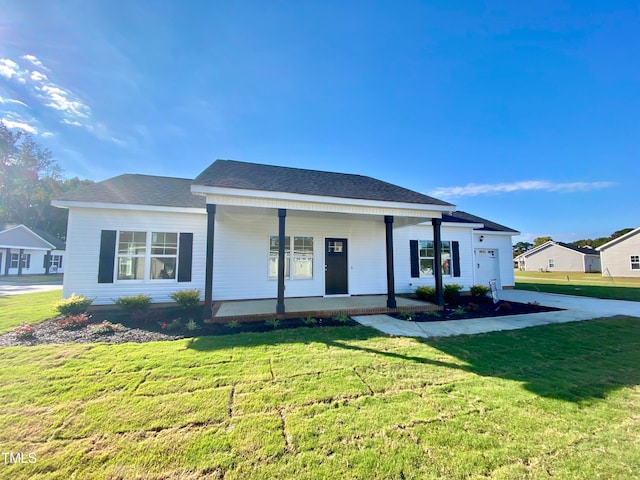 view of front of house featuring covered porch and a front lawn