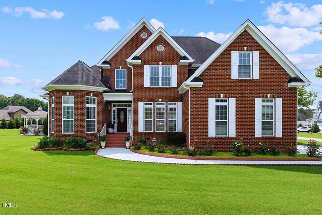 view of front facade featuring a front lawn