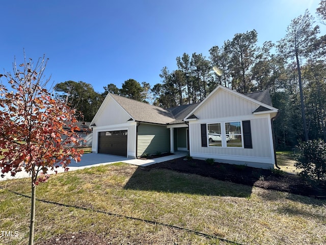 view of front facade featuring a front yard and a garage