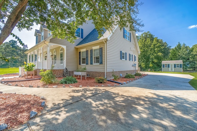 view of front of house featuring driveway and covered porch