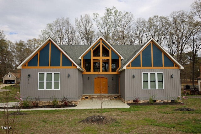 view of front of home featuring a front yard