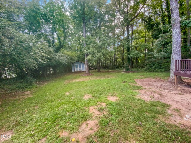 view of yard with a shed and an outdoor structure