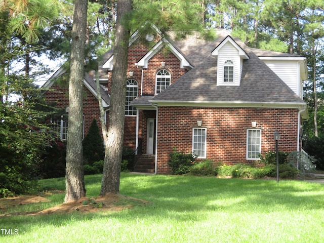 view of front of home featuring a front lawn