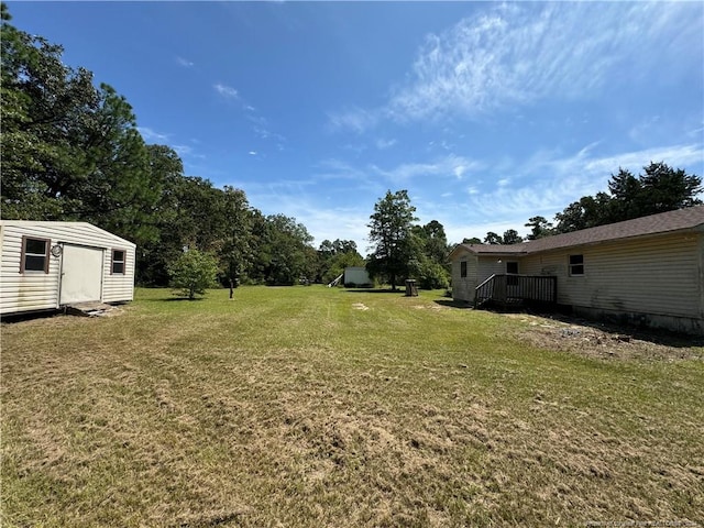 view of yard featuring a shed