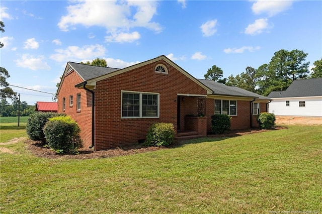 view of front of property featuring a front yard