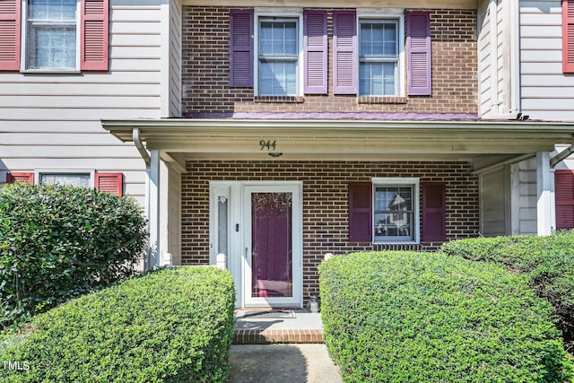 doorway to property with covered porch