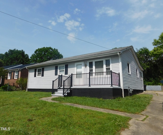 single story home with crawl space and a front lawn