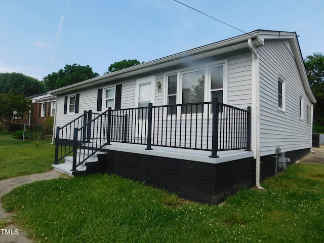 view of front facade featuring a deck and a front yard