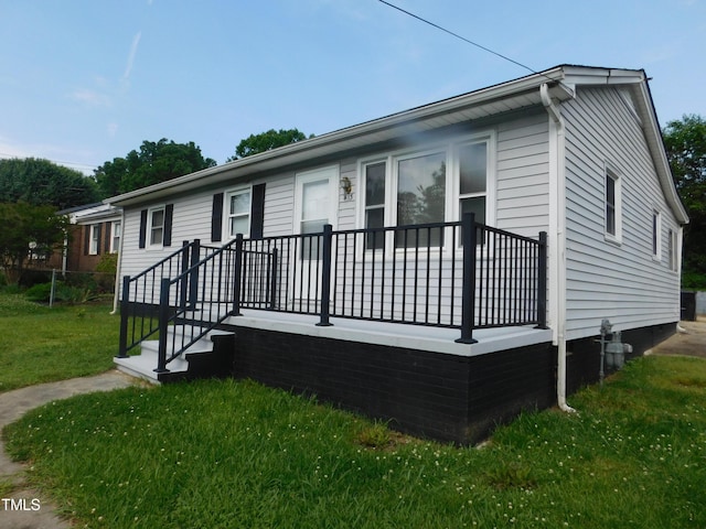 view of front of property featuring a front lawn