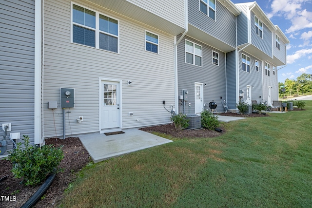 rear view of house featuring a yard