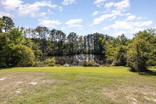 view of yard featuring a water view