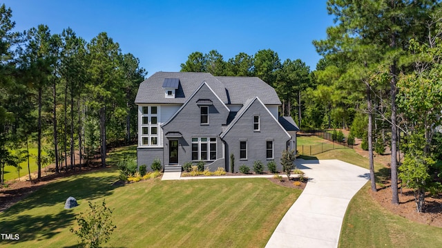 view of front of property featuring a front lawn