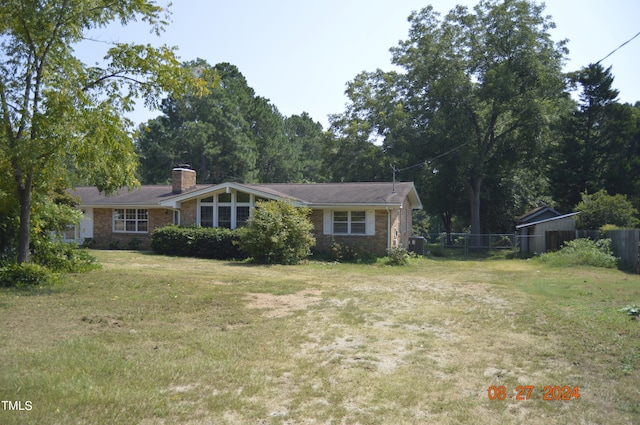 single story home with a front yard