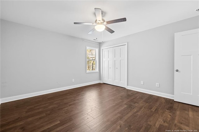 unfurnished bedroom with dark wood-type flooring, ceiling fan, and a closet