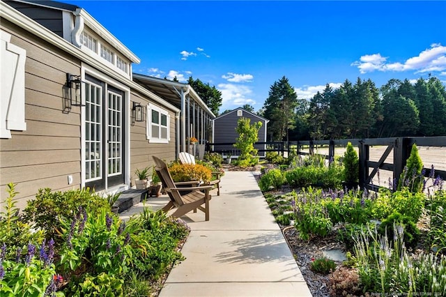 view of yard featuring a patio