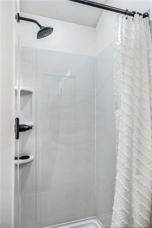 bathroom featuring a shower with shower curtain