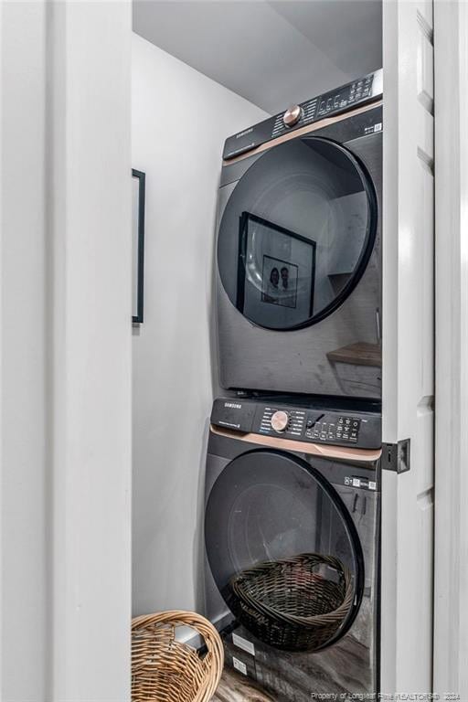 washroom featuring stacked washer / drying machine