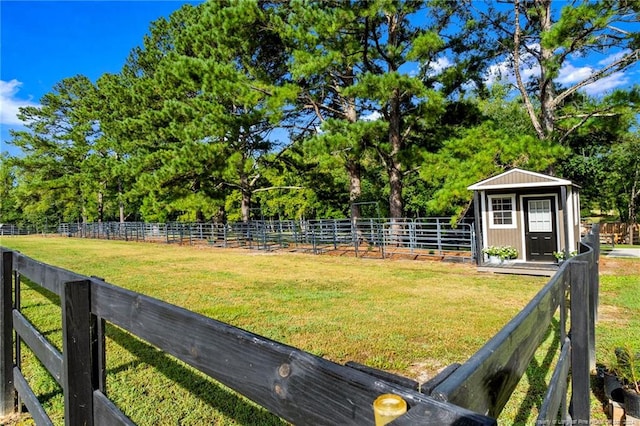 view of yard featuring an outbuilding