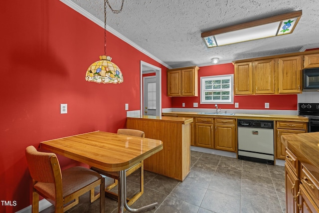 kitchen featuring a center island, sink, black appliances, ornamental molding, and a textured ceiling