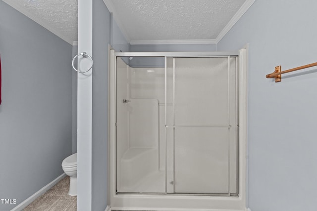 bathroom featuring a textured ceiling, toilet, and an enclosed shower