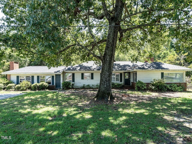 single story home with a front yard