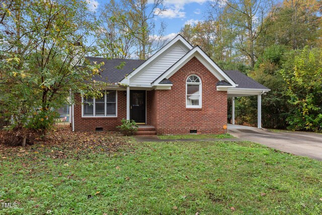 view of front of home featuring a front yard and a carport