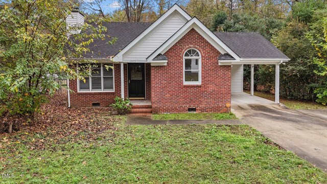 view of front of property featuring a front yard and a carport