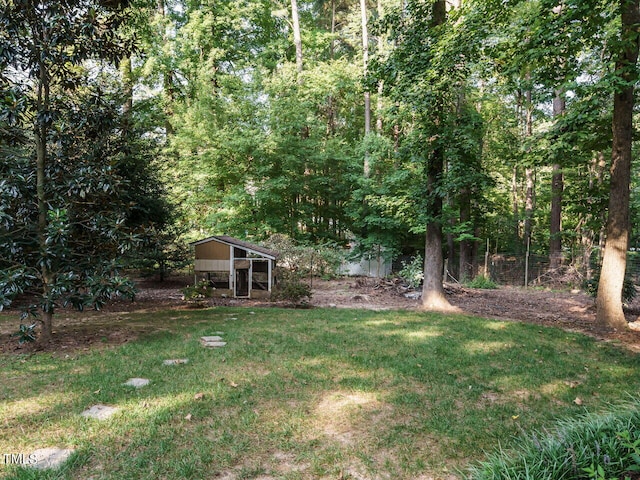 view of yard with an outdoor structure