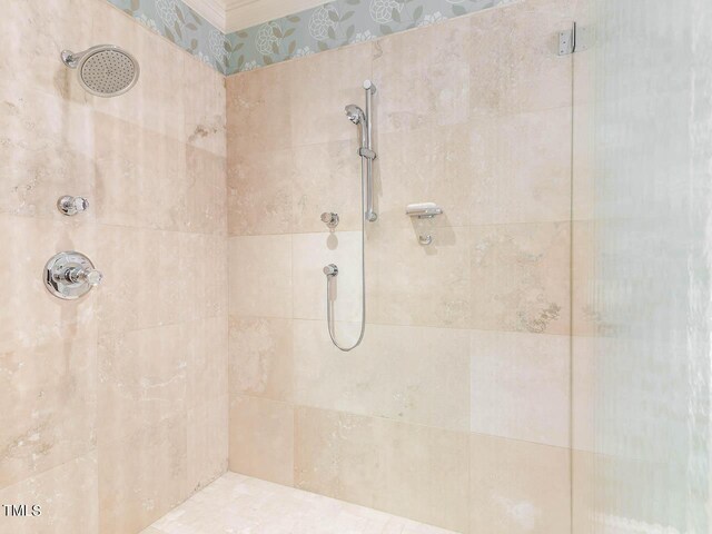 bathroom featuring tiled shower