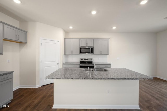 kitchen featuring a kitchen island with sink, stainless steel appliances, sink, and gray cabinetry