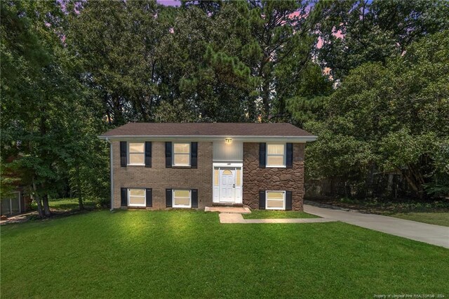 raised ranch featuring a front yard