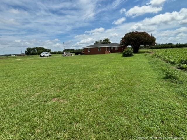 view of yard featuring a rural view