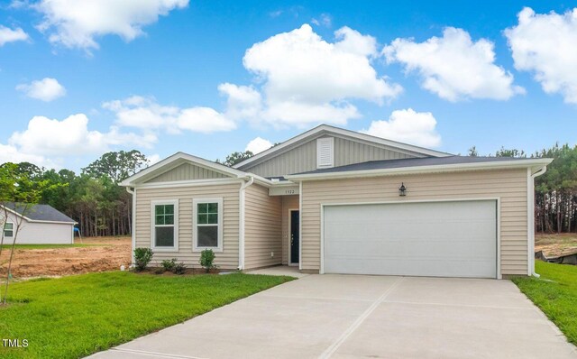 view of front of property featuring a garage and a front yard