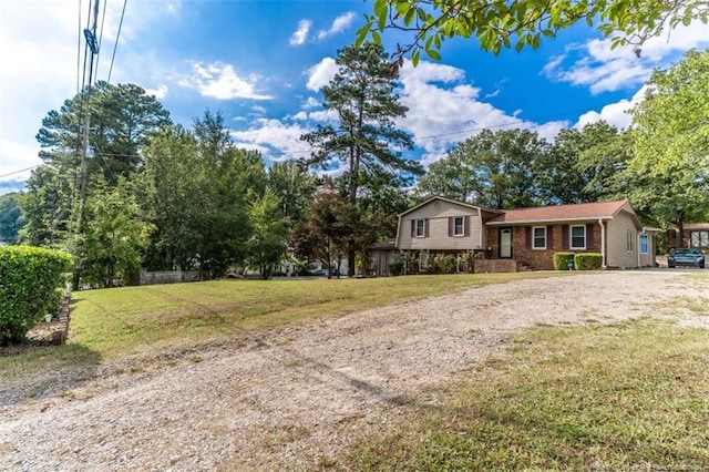 view of front of property featuring a front lawn