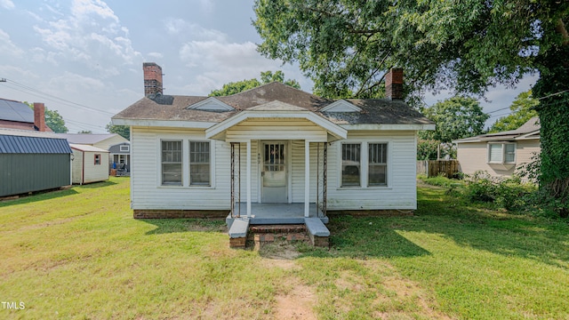 view of front of home featuring a shed and a front yard