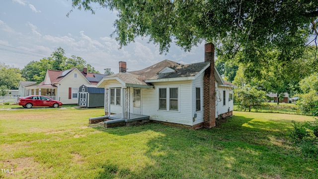 bungalow featuring a front yard