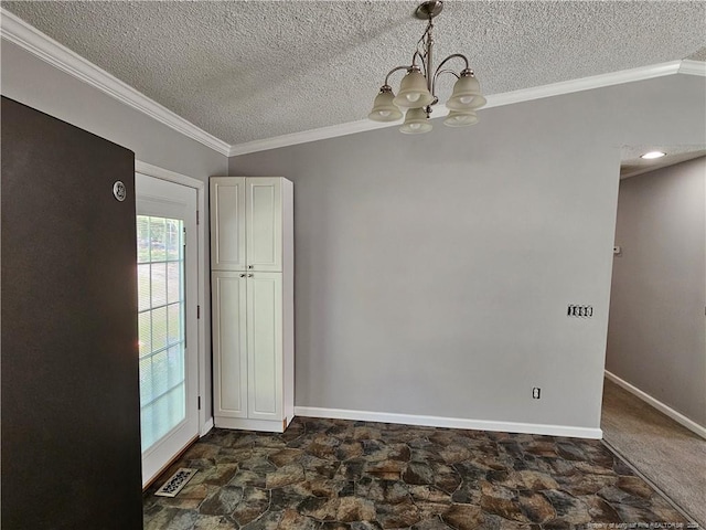 unfurnished room featuring a textured ceiling, vaulted ceiling, ornamental molding, and a notable chandelier