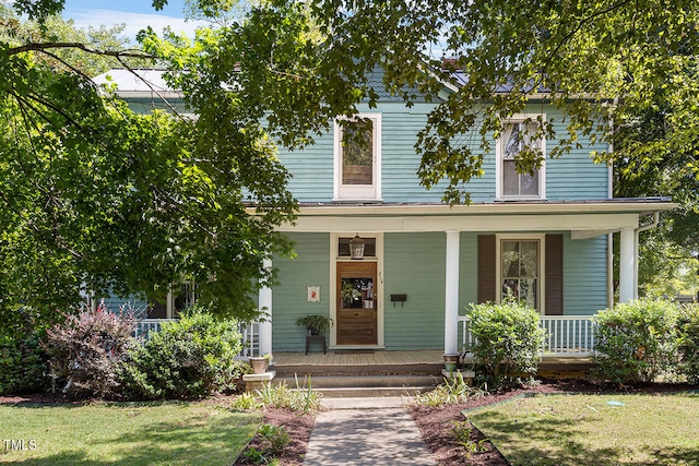 view of front facade featuring a porch and a front lawn