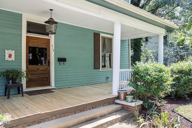 property entrance featuring a porch